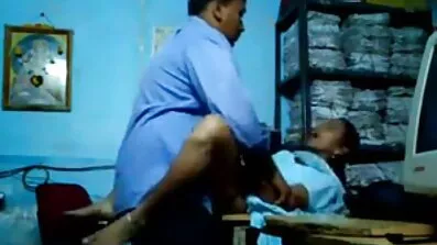 একটি ছোট চুল কাটা একটি কোঁকড়া কালো মহিলা কখনও কখনও ঠিক গাড়িতে তার প্রেমিকের সাথে মজা করতে বিরুদ্ধ সেক্সি নেকেড ভিডিও হয় না।