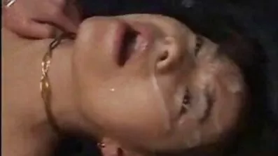 বিয়ের পর আমেরিকান নেকেড ভিডিও সৎ মেয়ে তার সৎ বাবার কাছে সেক্সের দাবিতে আসে।