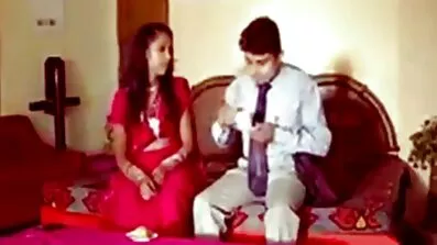 সিলিকন স্তনযুক্ত চটকদার শ্যামাঙ্গিনী আবার তার হাতে নেকেড ভিডিও গান একটি ভাইব্রেটর রয়েছে, কারণ তাকে আয়ত্ত করার মতো কেউ নেই