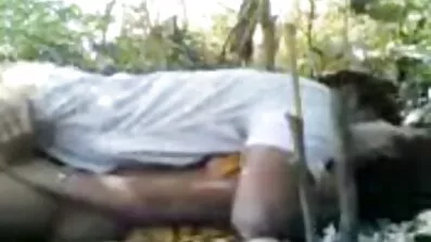 সুন্দরী শ্যামাঙ্গিনী তার প্রেমিকের বাঁড়াকে থুতু নেকেড ভিডিও হিন্দি না লাগাতে একটি ললিপপ চুষছে।