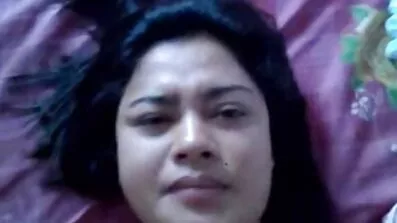 ঘুমন্ত শ্যামাঙ্গিণীকে জাগিয়ে তুষ্ট করতে লম্বা কালো চুল সেক্সি ভিডিও নেকেড নিয়ে।