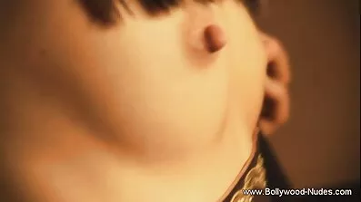 গাড়িতে মহিলা হস্তমৈথুন নেকেড ভিডিও ডট কম সম্পর্কে ইউটিউবের জন্য ফ্যাট ল্যাটিনা ফিল্মিং ভিডিও।