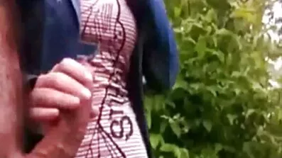 একটি মোটা ঠোঁটওয়ালা কালো মহিলা গাড়ির মধ্যেই একটি বিশাল ডিলডো দিয়ে মহিলা হস্তমৈথুনের ব্যবস্থা করেছেন। বাংলাদেশি নেকেড ভিডিও