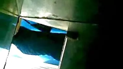 লোকটি ক্রমাগতভাবে, কিন্তু সূক্ষ্মভাবে তার এক্স এক্স নেকেড ভিডিও সাথে যৌন মিলনের জন্য কৌতুক কুক্কুটকে প্ররোচিত করে