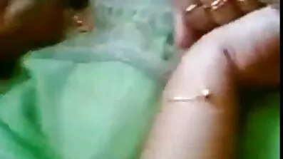 টেবিলের উপর পালাক্রমে পুরুষদের ভিড় দ্বারা নেকেড ছায়াছবি ল্যাটেক্সে একটি বেশ্যাকে যৌনসঙ্গম করা হয়।