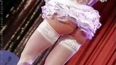 বড় প্রাকৃতিক স্তন সঙ্গে থ্রি এক্স নেকেড মোটা milf একটি কঠিন যৌনসঙ্গম জন্য তার পা ছড়িয়ে