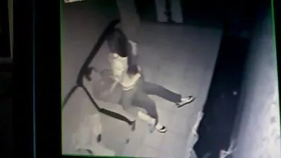 মাথায় কার্লার ওপেন নেকেড ভিডিও দিয়ে ট্যানড গৃহিণী তার মুখে যৌনতা পছন্দ করতেন না।